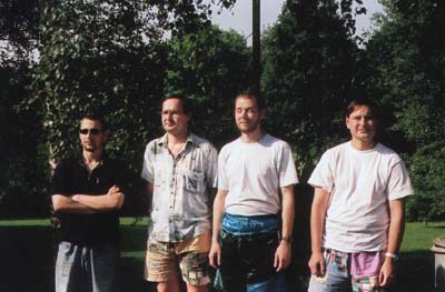 Toto je pořadatelský klan NBK, Natural Born Killers. Jen hlavní organizátor, peaceMaker, nám tu chybí, protože je za foťákem. Ne za tímto, za jiným.